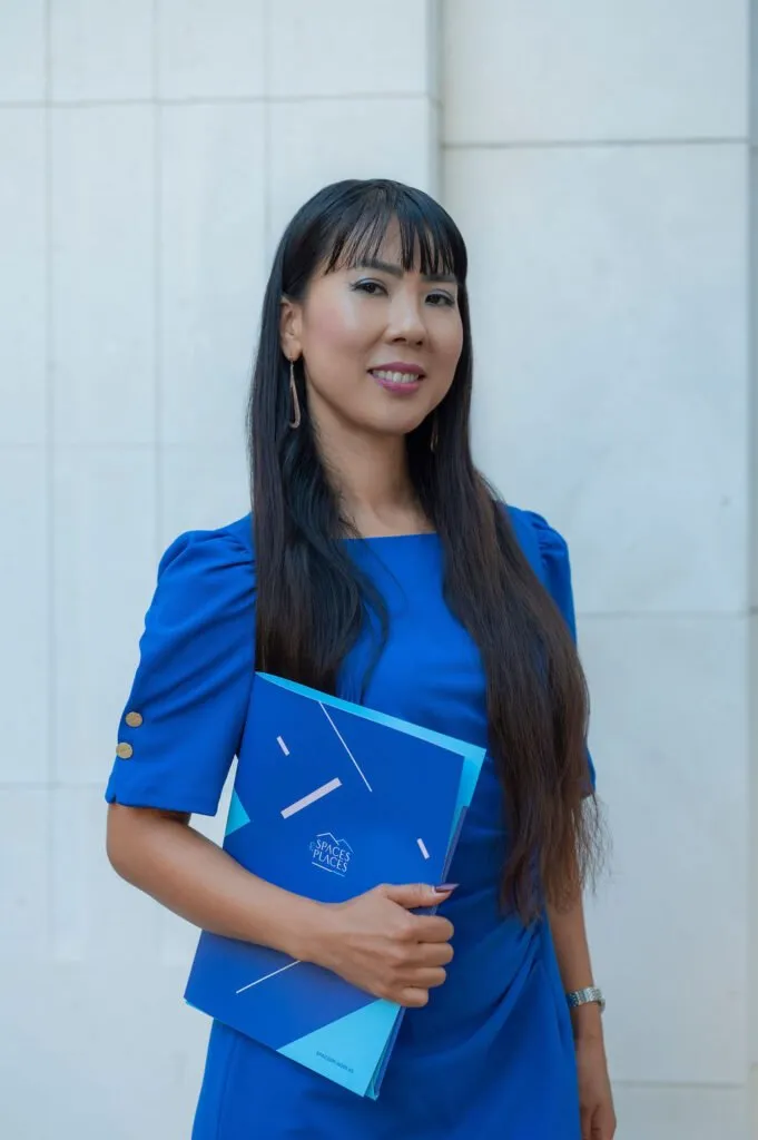 Luz Oshida — Агентка з нерухомості